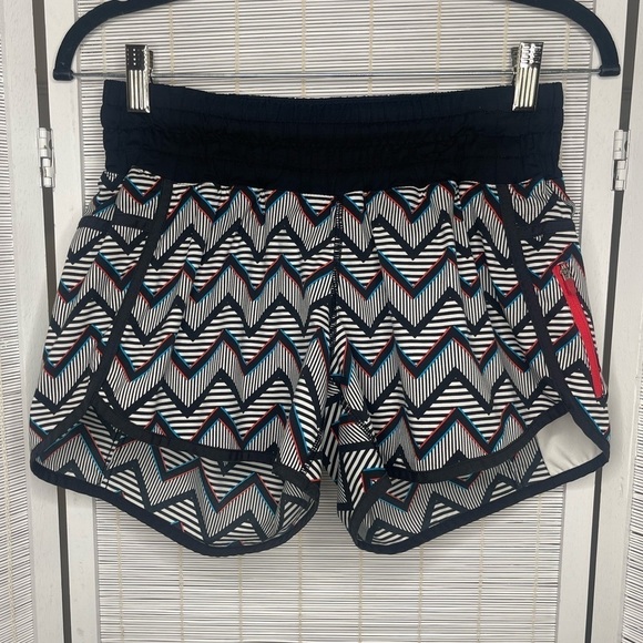 Lululemon Seawheeze 2014 Tracker Shorts II Size 6 Black White Red Athletic - Picture 1 of 7